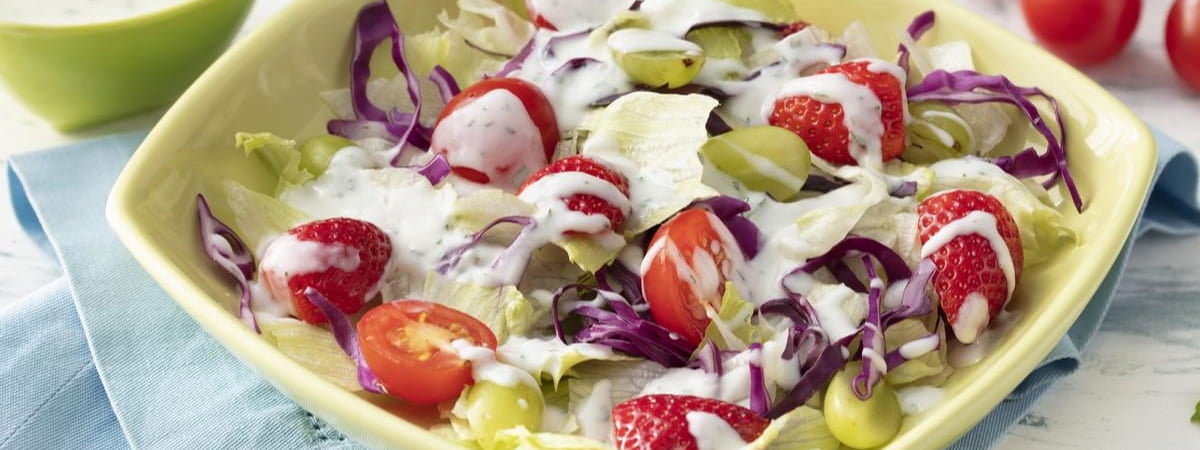 Salada com Molho Refrescante e Frutas Salada com Molho Refrescante e Frutas