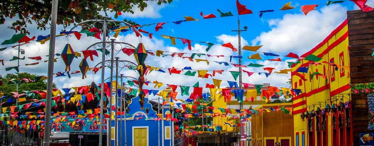 Praça decorada com bandeiras e balões pendurados