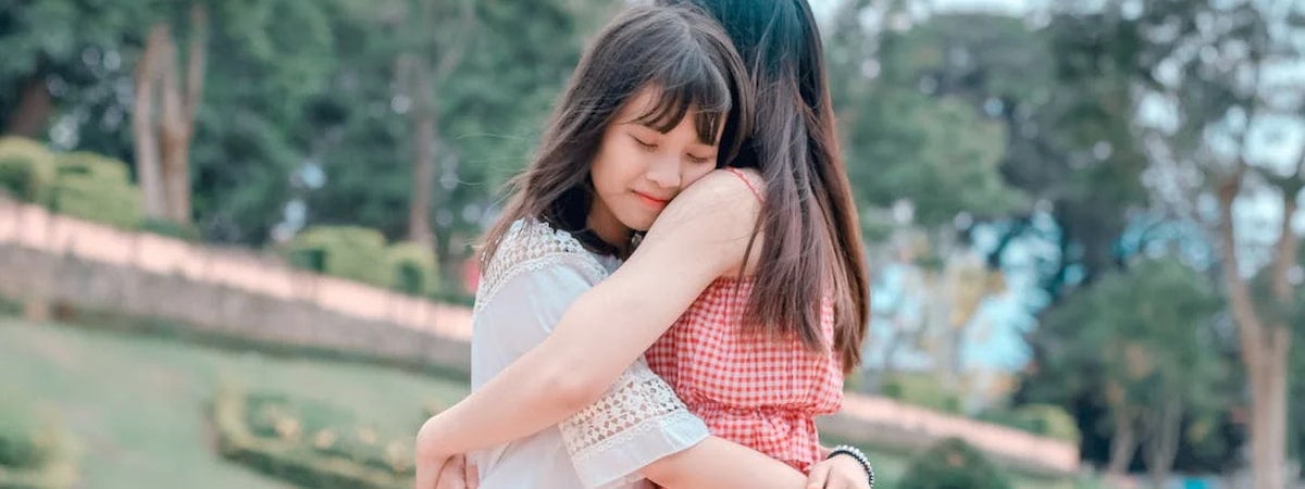 Duas irmãs se abraçando 