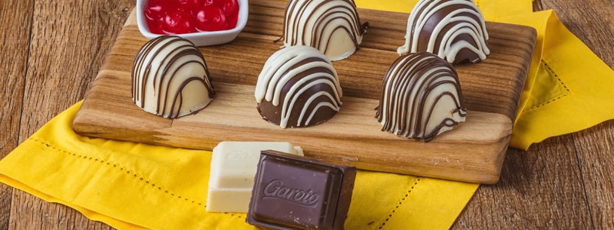Trufas de chocolate branco com maracujá e chocolate ao leite com Cereja Trufas de chocolate branco com maracujá e chocolate ao leite com Cereja