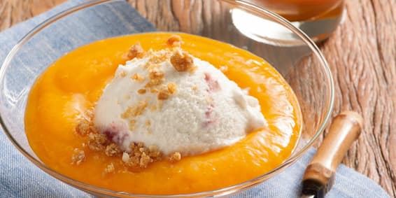 Receitas com amendoim: Creme de Frutas com Sorvete e Crocante de Amendoim