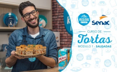 Montagem com a imagem de um chefe com uniforme jeans à esquerda e à direita o título do módulo de tortas salgadas Montagem com a imagem de um chefe com uniforme jeans à esquerda e à direita o título do módulo de tortas salgadas