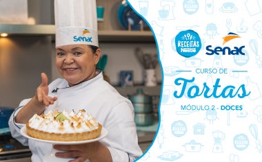 Montagem com a imagem de um chefe com uniforme branco à esquerda e à direita o título do módulo de tortas doces Montagem com a imagem de um chefe com uniforme branco à esquerda e à direita o título do módulo de tortas doces