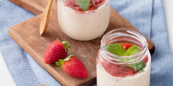 Iogurte Vitamina de Frutas com Aveia e Geleia de Morango no Copinho