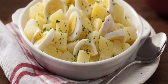 Salada de batata com ovo