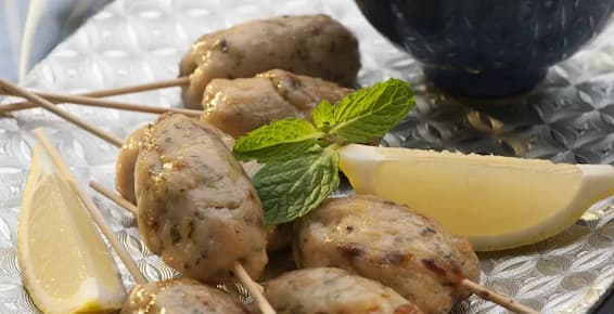 Mini Kafta de Frango com Molho de Iogurte