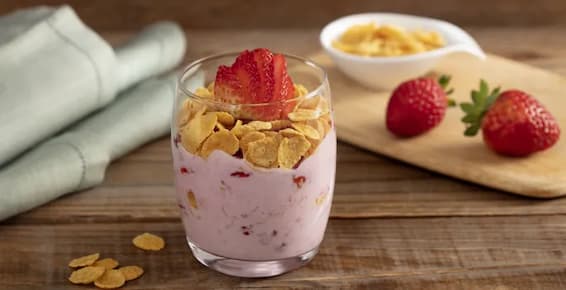 Receitas com iogurte: Tacinha de Iogurte, Cereal e Morango