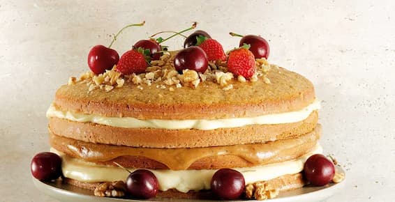 Bolo de Nozes com Recheio de Creme de Confeiteiro e Brigadeiro de Caramelo