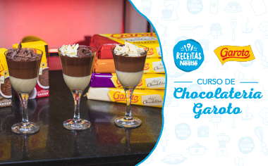 Imagem de um receita de taças de chocolate à esquerda com o título do curso à direita e os logotipos das marcas
