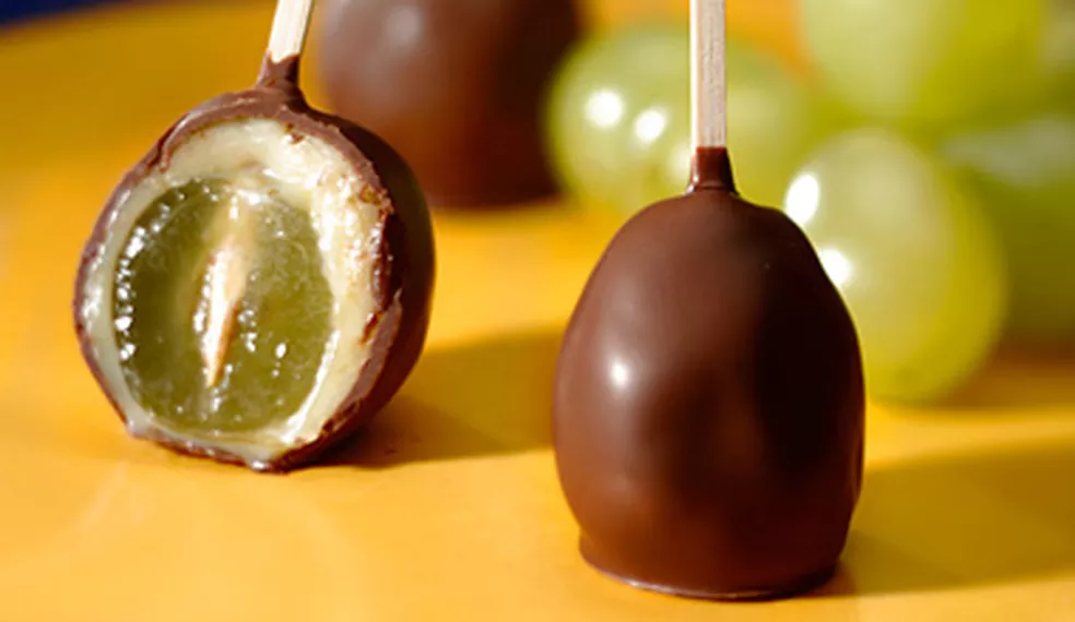 Espetinho de brigadeiro com uva