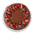 Um bolo com cobertura de chocolate com frutas vermelhas por cima.