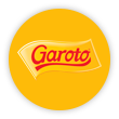 Um círculo amarelo com o logotipo de Chocolates Garoto na cor vermelho.
