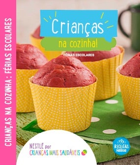 Recipe Imagem colorida com cupcakes rosa, forminhas amarelas e detalhes verdes. Por cima tem um escrito de Crianças na Cozinha. Card Image