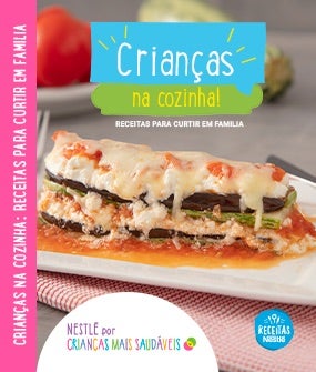 Fotografia de escritos em azul e verde, e um pedaço de lasanha de abobrinha e berinjela com queijo, sobre um prato branco.