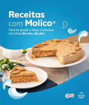 Imagem com fundo azul e uma receita de torta de frango cortada e um prato com um pedaço da torta