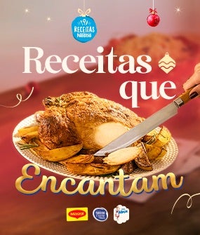 Recipe Fotografia de um prato branco com frango assado e duas fatias cortadas junto com e batatas assadas, sobre um pano vermelho.  Card Image
