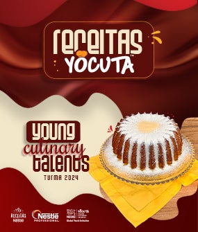 Recipe Foto em tons de vermelho escuro, com escritos na mesma cor e branco, ao lado de um bolo com cobertura branca escorrendo.  Card Image