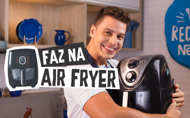Fotografia mostra um rapaz segurando uma air fryer e com o logo do programa.