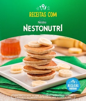 Banner com fundo verde, ao centro panquecas com banana, e escrita Receitas com Nestle Nestonutri