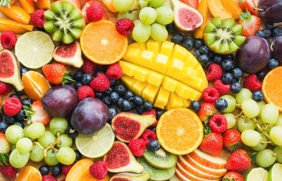 Imagem de frutas variadas como laranja, manga, uvas, kiwi, morangos.