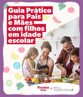 Imagem de uma família com crianças cozinhando juntos e o título do guia prático