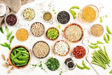 Exemplos de alimentos que são fontes ricas de proteínas vegetais: soja, ervilhas, feijão, lentilhas, grão-de-bico, etc.