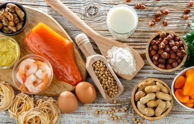 Alimentos que comumente causam alergias alimentares, como ovos, leite, amendoim, camarão, peixes e nozes.