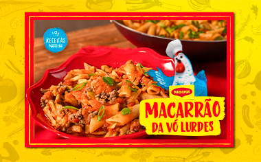 Macarrão com molho de carne em travessa vermelha, com ervas por cima e destaque para receita Macarrão da Vó Lurdes.