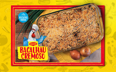 Travessa de bacalhau cremoso gratinado, com cebolas ao lado e destaque para receita Bacalhau Cremoso de Receitas Nestlé.