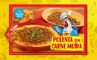 Polenta cremosa com carne moída em travessa vermelha, com ervas por cima e destaque para receita Polenta com Carne Moída.