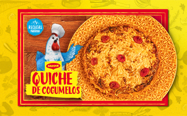 Quiche de cogumelos dourada em prato decorado, com destaque para receita Quiche de Cogumelos de Receitas Nestlé.