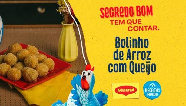 Bolinho de arroz com queijo frito em prato vermelho, com destaque para receita Maggi Segredo bom tem que contar.