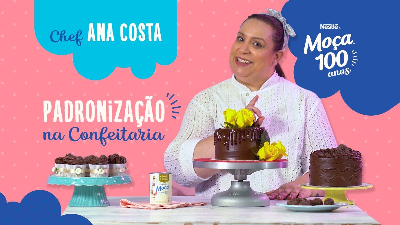 Chef Ana Costa apresenta bolo de chocolate e cupcakes em aula sobre padronização na confeitaria com Leite Moça.
