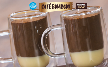 Café bombom com NESCAFÉ Gold em duas camadas, leite condensado e café cremoso servido em canecas de vidro.