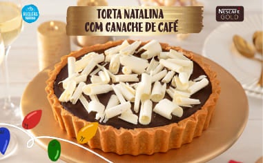 Torta natalina com ganache de café NESCAFÉ Gold, decorada com raspas de chocolate branco sobre base crocante.