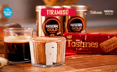 Receita de tiramisù com NESCAFÉ Gold e Biscoito Tostines, acompanhada de café e sobremesa cremosa em destaque.	