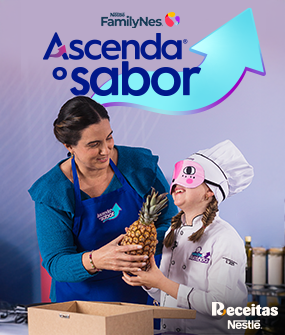 Recipe Responsável e criança caracterizada como chef seguram abacaxi com venda nos olhos, em atividade culinária com Ascenda. Card Image