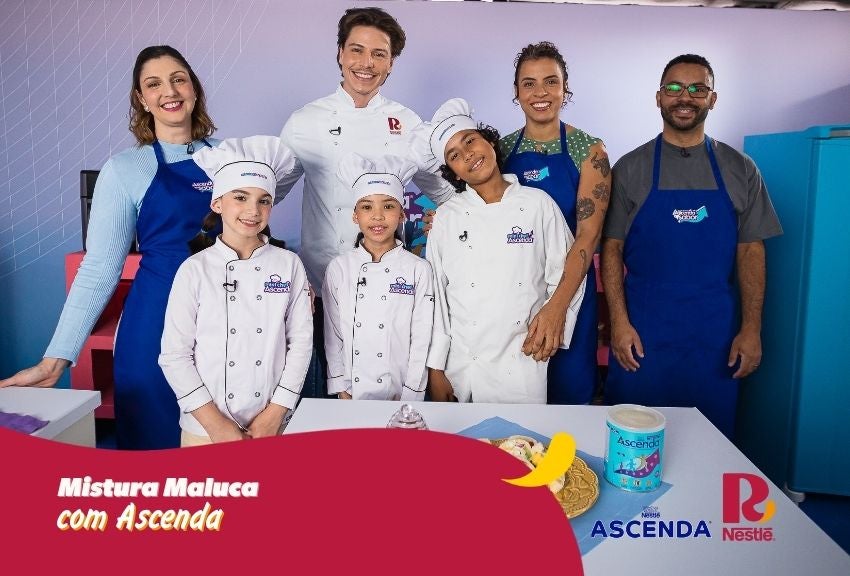 Crianças e famílias cozinham juntas em experiência divertida com receitas e produtos Ascenda da Nestlé.