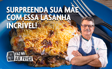 Receitas na Air Fryer Lasanha de Berinjela Lasanha de berinjela gratinada feita na Air Fryer, com pessoa ao lado e a chamada “Surpreenda sua mãe”.