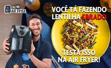 Receitas na Air Fryer Lentilha Lentilha com legumes preparada na Air Fryer, servida em prato amarelo, com pessoa segurando uma Air Fryer.