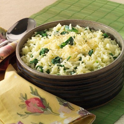 Imagem de um bowl rústico com a receita de risoto de espinafre.