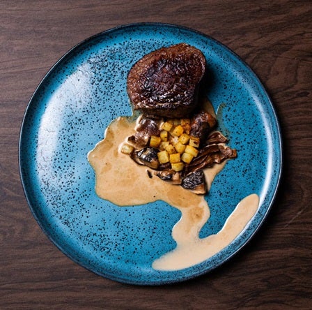 Bombom de Alcatra com Molho de Cogumelos e Batata Fondant.