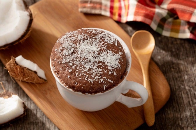 Bolo de caneca de chocolate decorado com coco ralado.