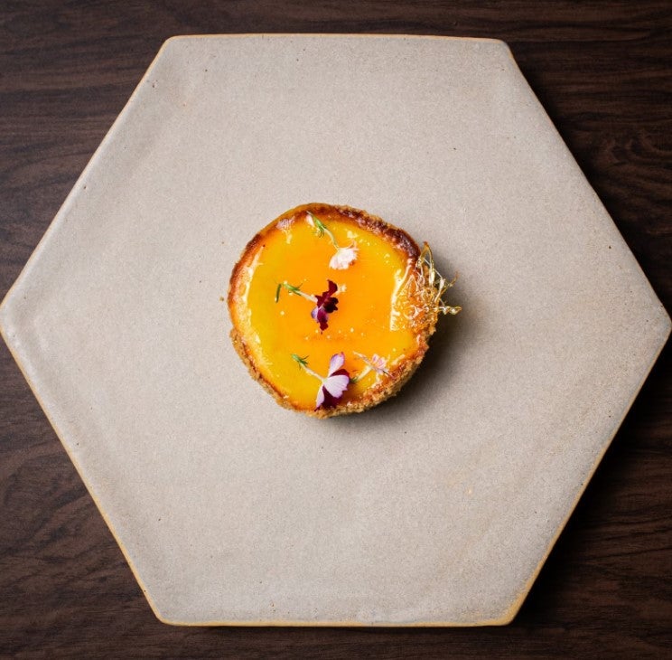 Cheesecake com calda de bergamota.