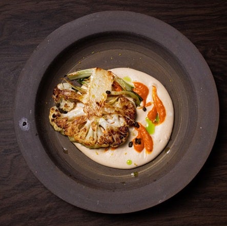 Couve-Flor com Hommus de Feijão Fradinho e Salada de Jiló Assado.