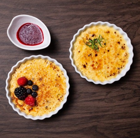 Crème brûlée de alho poró com queijo canastra e  Crème brûlée de frutas vermelhas.