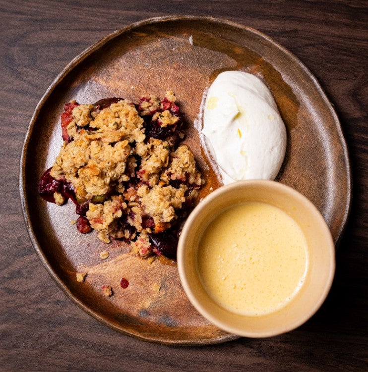 Crumble de frutas com creme inglês e chantilly de iogurte.