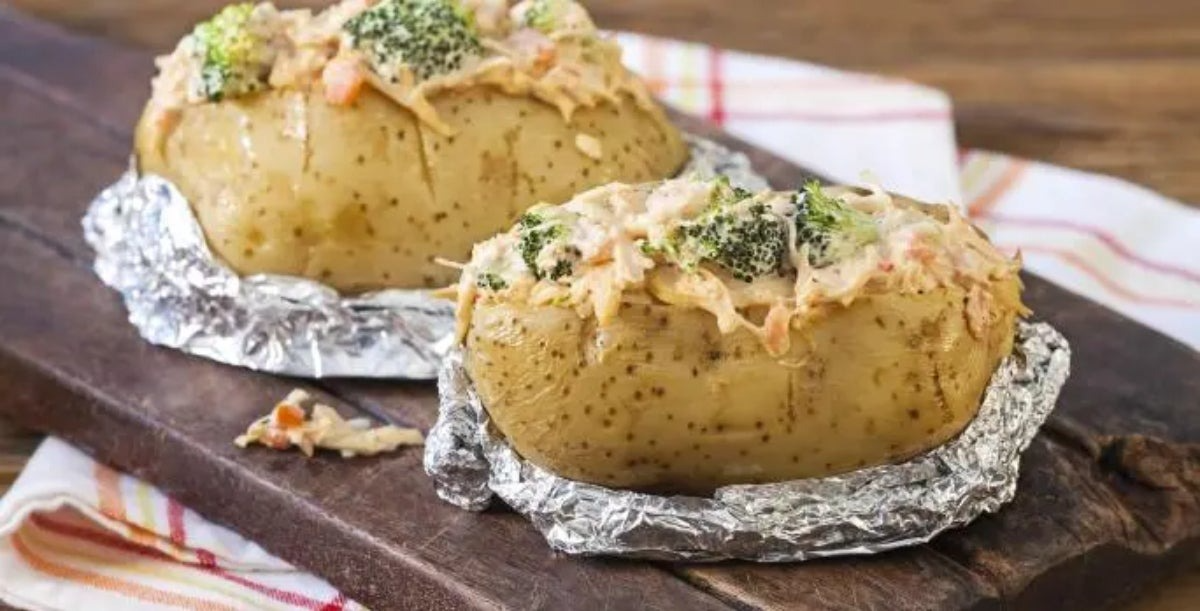 Imagem de duas batatas recheadas com frango cremoso e brócolis.