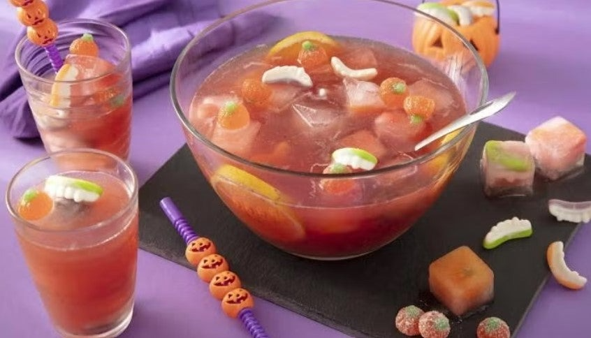 Receita de ponche de halloween sem álcool com frutas e guloseimas.