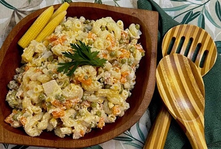 Bowl de madeira com receita de macarronese.